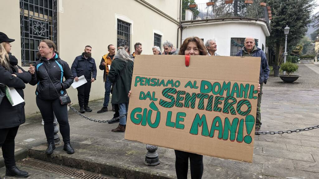 protesta strada Orrido di Botri Bagni di Lucca