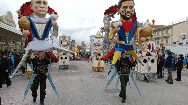 Putin e Zelensky carnevale di viareggio 