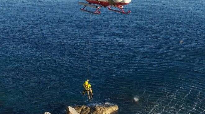 cane scogliera mare elba elicottero drago vigili del fuoco