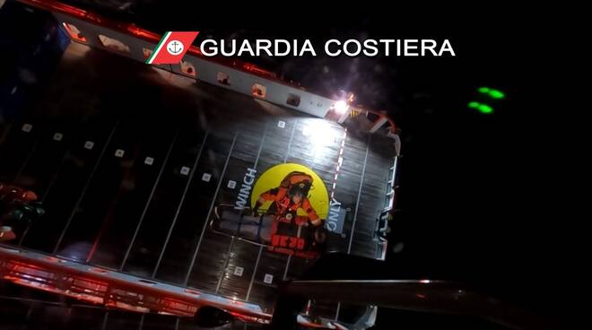 elicottero guardia costiera notte