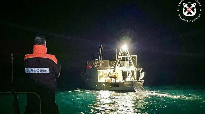 guardia costiera notte pesca a strascico 