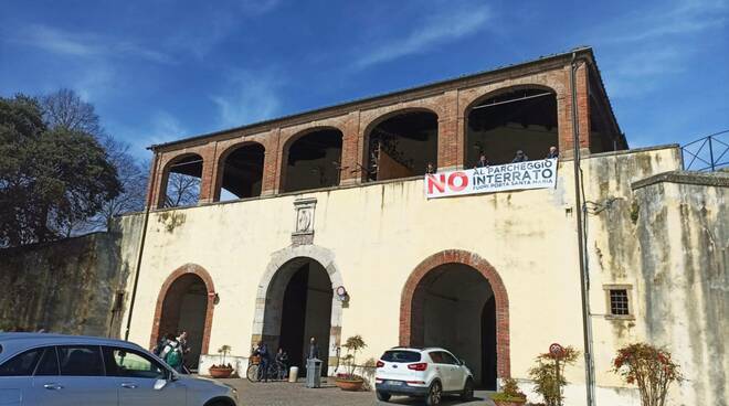 striscione contro parcheggio interrato a porta santa maria