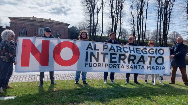 striscione contro parcheggio interrato a porta santa maria