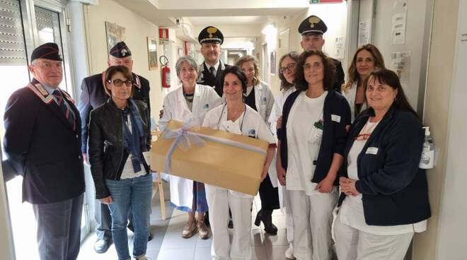 I carabinieri donano una bilancia pesa neonati alla pediatra di Barga
