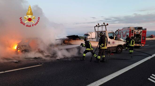 L'auto tampona il furgone della società Autostrade, tre feriti: il conducente fugge