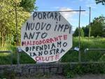 striscioni contro impianto pannolini a salanetti