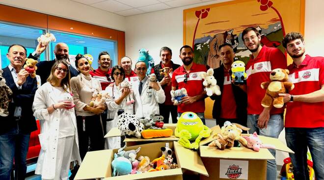 Bc Lucca dona pupazzi alla pediatria del san luca