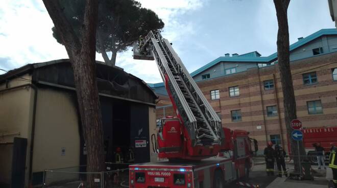 capannone a fuoco in darsena a Viareggio 