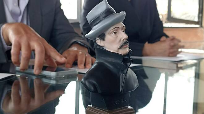 Cna figurina di gesso busto Giacomo Puccini
