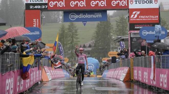 Giro d'Italia Pogacar vince anche la sedicesima tappa