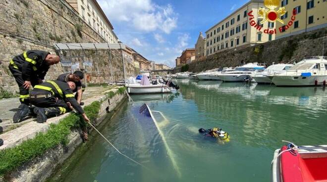 natante affondato nei fossi di Livorno