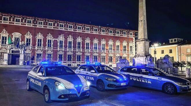 polizia massa notte