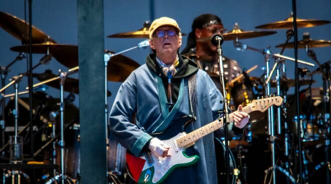 Eric Clapton trionfa al Lucca Summer Festival: una folla di 20 mila sugli spalti delle Mura