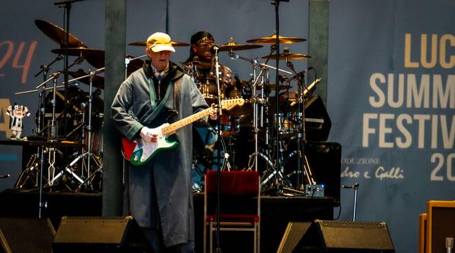Eric Clapton trionfa al Lucca Summer Festival: una folla di 20 mila sugli spalti delle Mura